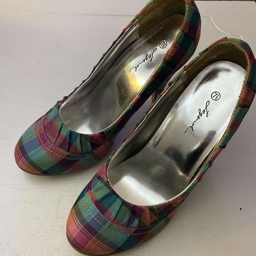 A pair of green plaid shoes size 7.5 so cute